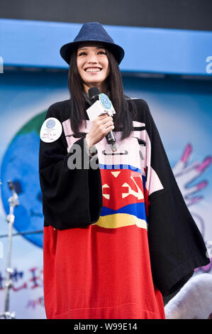 Taiwanesische Schauspielerin Shu Qi besucht eine ökologische Kampagne in Peking, China, 29. Oktober 2011. Stockfoto