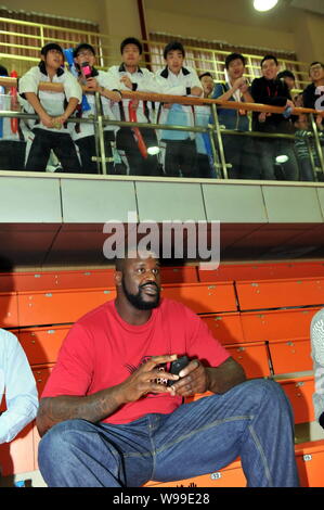 Ehemalige NBA-Superstar Shaquille ONeal besucht eine Fans treffen an einem High School in Shanghai, China, 21. Oktober 2011. Stockfoto