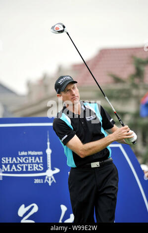 Jim Furyk der Vereinigten Staaten Uhren sein T-Stück während des Sees Malaren Shanghai Masters Golf Turnier in Shanghai, China, 27. Oktober 2011 erschossen. U Stockfoto