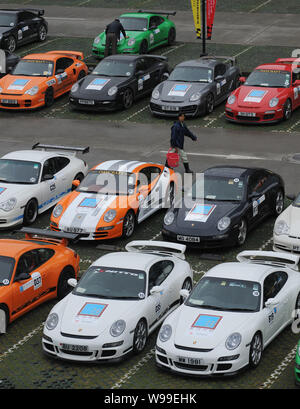 Porsche Fahrzeuge bei Xintiandi Plaza in Wuhan geparkt werden, Zentrale China Provinz Hubei, 30. September 2011. 50 Porsche Fahrzeuge wurden an Xintiandi Plaz geparkt Stockfoto