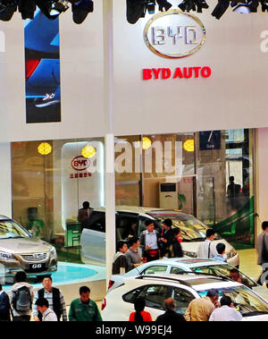 ---- Leute besuchen einen Standplatz von BYD am 14. Shanghai Internationalen Automobil- Ausstellung, die Auto Shanghai 2011 bekannt im Shanghai New Stockfoto