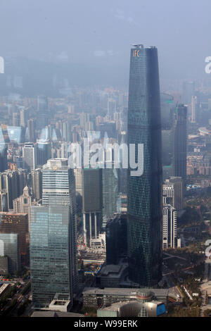 ---- Blick auf die Guangzhou International Financial Centre, am höchsten, und Cluster von Wolkenkratzern und Hochhäusern Büro- und Wohngebäuden Wohnung bauen Stockfoto