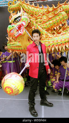 Taiwanesische Sängerin Wilber Pan besucht eine Kampagne sein neues Album in Taipei, Taiwan, 23. Januar 2011 zu fördern. Stockfoto