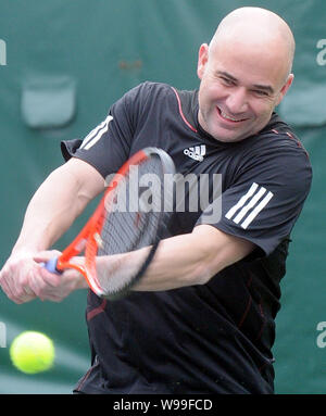 Tennisspieler Andre Agassi der US-Praktiken während einer Schulung für den Aufstieg 2011 von Legenden tennis Ausstellung Spiel in Taipei, Taiwan, 5. Janu Stockfoto