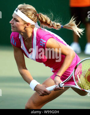 Maria Kirilenko Yuryevna Russlands dient gegen Tetiana Luzhanska der Ukraine in ihren Viertelfinalegleichen während der wta Guangzhou International Wome Stockfoto