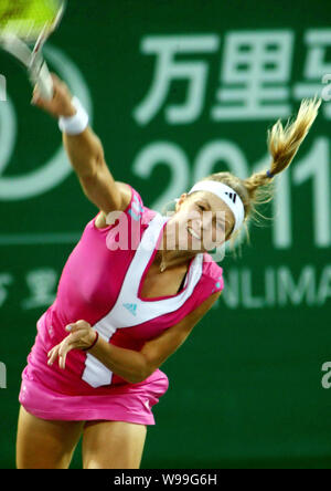 Maria Kirilenko Yuryevna Russlands dient gegen Alona Bondarenko aus der Ukraine in der ersten Runde des WTA Guangzhou International Frauen öffnen Stockfoto