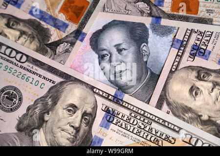 US-Dollar und Yuan Banknote. Konzept der Handelskrieg zwischen den USA und China, wirtschaftliche Sanktionen, Tourismus und Investitionen Stockfoto
