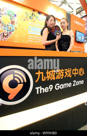 Showgirls Pose auf dem Stand der 9 während des 9. China Digital Entertainment Expo, auch als ChinaJoy 2011 in Shanghai, China, 28. Juli 2011 bekannt. Stockfoto