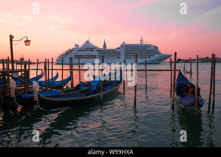 Venedig, Italien, 27. SEPTEMBER 2017: Kreuzfahrtschiff in der Lagune von Venedig in der Morgendämmerung Stockfoto