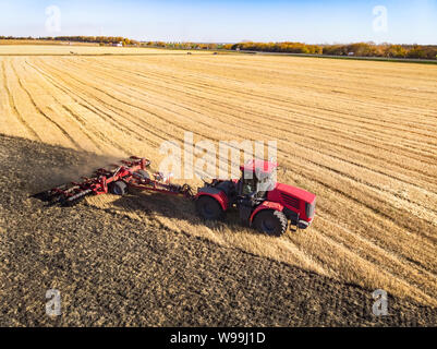 Ernte von Weizen im Sommer. Eine rote Harvester im Feld arbeiten. Blick von oben. Heuernte, Heu ernten. Stockfoto