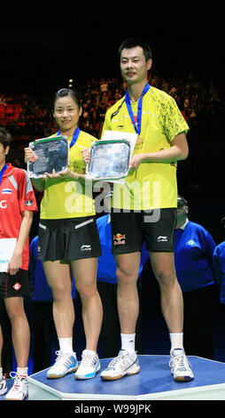 China Xu Chen (rechts) und Ma Jin posieren mit ihren Trophäen während der Preisverleihung nach dem gemischten Doppel Finale der Badminton All England Open Ch Stockfoto