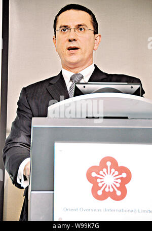 Ken Cambie, Chief Financial Officer von Orient Overseas (International) Limited, spricht auf einer Pressekonferenz in Hongkong, China, 14. März 2011. Ein Stockfoto