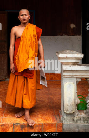 Porträt von einem buddhistischen Mönch, der mit traditionellen orange Robe in einen Tempel bauen in Siem Reap, Angkor, Kambodscha. Stockfoto