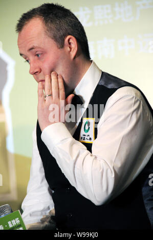 Scottish Professional snooker player John Higgins besucht eine Pressekonferenz für den Internationalen Snooker Classic 2011 in Qionghai City, South China Stockfoto