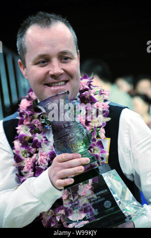 John Higgins von Schottland stellt seine Trophäe bei der Preisverleihung nach dem Finale der Internationalen Snooker Classic 2011 in Qionghai Stadt, Stockfoto