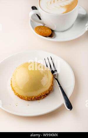 Eine Tasse Kaffee und Kuchen Stockfoto
