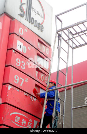 ---- Ein chinesischer Arbeiter aktuelles Treibstoffpreise an einer Tankstelle von Sinopec in Kunshan City, Central China Provinz Hubei, 20. Februar 2011. China hat Stockfoto