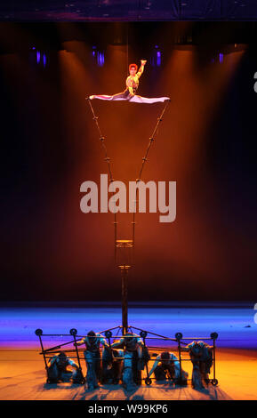 Akrobaten durchführen während des 13 China International Wuqiao Circus Festival in Shijiazhuang City, North China Provinz Hebei, 23. Oktober 2011. Mehr Stockfoto