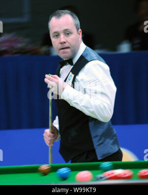 John Higgins von Schottland sieht sich die Kugeln während gegen Jamie Cope von England konkurrieren im Finale des Internationalen Snooker Classic 2011 in Q Stockfoto