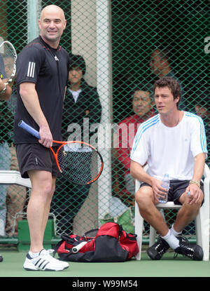 Tennisspieler Andre Agassi aus den USA, Links, und Marat Safin aus Russland, Recht, sind während einer Schulung für den Aufstieg 2011 von Legenden Tennis gesehen Stockfoto