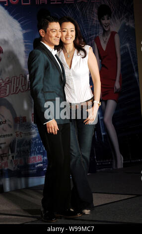 Hong Kong Sänger und Schauspieler Andy Lau, Links, und chinesische Schauspielerin Gong Li nehmen an einer Pressekonferenz für den Film, was Frauen wollen, in Shanghai, China, 2. Stockfoto