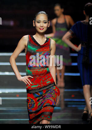 Modelle Kleider tragen mit chinesischen Elemente darstellen auf der Bühne während der 6 asiatischen Super Model Contest in Nanning, der Südwesten der Provinz Guangxi, 5 Sep Stockfoto