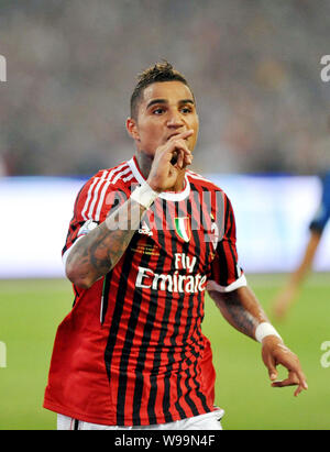 Kevin-Prince Boateng von AC Mailand feiert Nachdem Sie gegen Inter Mailand während der italienischen Super Cup 2011 Gleiches am National Stadium, bekannt als Stockfoto
