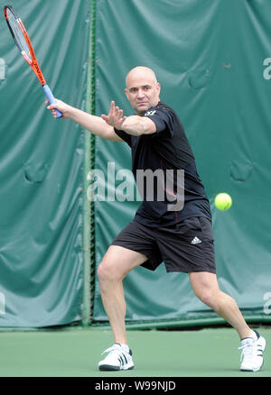 Tennisspieler Andre Agassi der US-Praktiken während einer Schulung für den Aufstieg 2011 von Legenden tennis Ausstellung Spiel in Taipei, Taiwan, 5. Janu Stockfoto