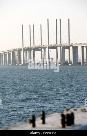 ---- Der Qingdao Golf Bridge, auch bekannt als der Qingdao Bay Bridge oder der Qingdao Haiwan Brücke, ist im Bau in Qingdao Stadt, Ostchina Stockfoto