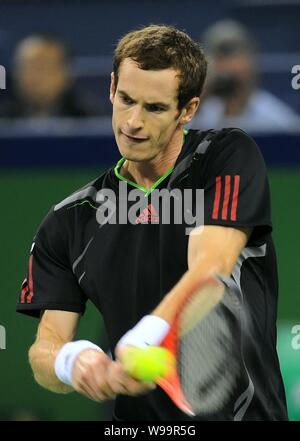 Andy Murray in Großbritannien liefert einen Schuß gegen Matthew Ebden von Australien während ihrer viertelfinalegleichen an der 2011 Shanghai Rolex Masters Turnier Stockfoto