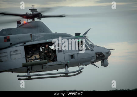 Us Marine Corps UH-1Y Venom Kampfhubschrauber zu Marine Light Attack Helicopter Squadron 167 zugewiesen kommen für eine Abteilung für die Ausbildung Übung in MacDill Air Force Base, Avon Park, Florida. HMLA-167 führt DFT expeditionary Operations Training in eine mittlere bis hohe Gefahr aus der Umgebung und gleichzeitig die Bereitschaft, Bewertung und Gebäude precision Guided munition Beschäftigung Kompetenz in der AH-1Z Viper. Stockfoto