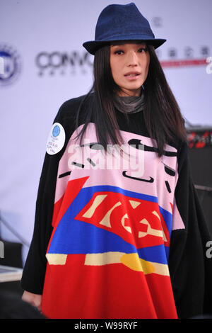 Taiwanesische Schauspielerin Shu Qi besucht eine ökologische Kampagne in Peking, China, 29. Oktober 2011. Stockfoto