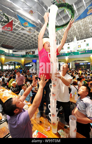 Anwohner stapeln Bierkrüge während der 21 Qingdao International Beer Festival in Qingdao Stadt, East China Provinz Shandong, 13. August 2011. Stockfoto