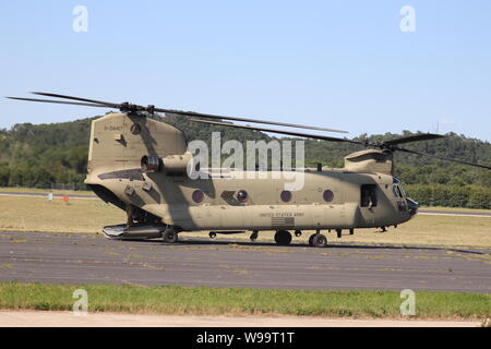 Eine Flugzeugbesatzung mit der 7 Bataillon, 158 Aviation Regiment des neuen Jahrhunderts, Kansas, betreibt eine CH-47 Chinook während Sling - last Ausbildung Aug 1, 2019, für die 89 B Munition liefern Kurs an Sparta-Fort McCoy Flughafen am Fort McCoy, Wis die Munition liefern, von der 13 Bataillon gelehrt, 100 Regiment am Fort McCoy, ist einen 4-wöchigen Kurs, der eine Schulung für die Soldaten, die Umgliederung der 89 B militärische berufliche Spezialität sind. Die Schlinge - last Training ist einer der letzten großen Ausbildung Veranstaltungen während des Kurses. Eine Schlinge Last wird verwendet, um Munition zu transportieren oder an entfernten Standorten Stockfoto