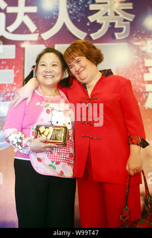 Britische Sängerin Susan Boyle, Recht, Haltungen mit Cai Hongping, besser für Ihren Spitznamen Tante Sweetie bekannt, bei einer Pressekonferenz für China, das Talent Stockfoto