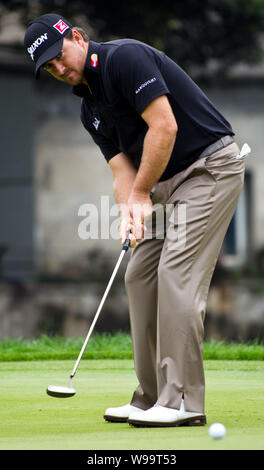 Graeme McDowell von Nordirland Schläge in der letzten Runde des 2011 WGC-HSBC Champions Golf Turnier an der Sheshan International Golf Club in Stockfoto