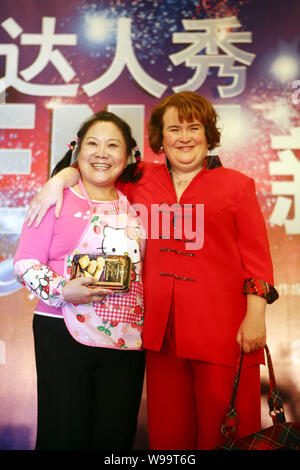 Britische Sängerin Susan Boyle, Recht, Haltungen mit Cai Hongping, besser für Ihren Spitznamen Tante Sweetie bekannt, bei einer Pressekonferenz für China, das Talent Stockfoto