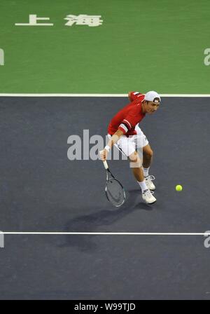 Matthäus Ebden von Australien gibt einen Schuß gegen Andy Murray in Großbritannien während Ihrer viertelfinalegleichen an der 2011 Shanghai Rolex Masters Turnier Stockfoto