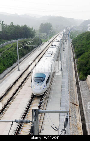 Ein CRH (China Railway High speed) Bullet Zug fährt auf der Hochgeschwindigkeitsstrecke Beijing-Shanghai in Stadt Chuzhou, East China Provinz Anhui, 9. August Stockfoto