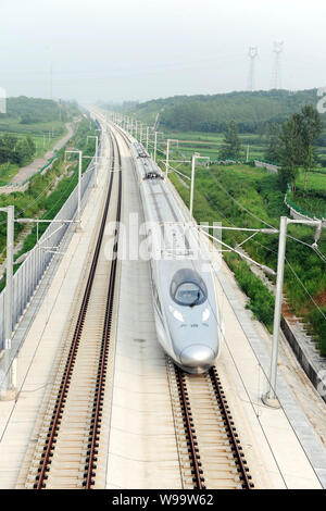 Ein CRH380 A Bullet Zug fährt auf der Hochgeschwindigkeitsstrecke Beijing-Shanghai in Stadt Chuzhou, East China Provinz Anhui, 9. August 2011. China hat Anno Stockfoto