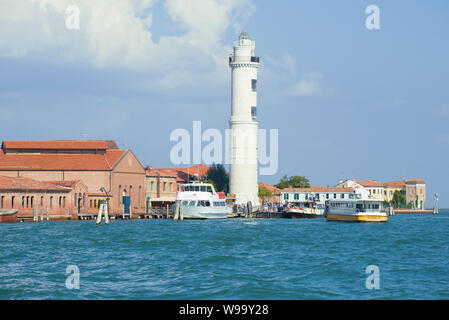 Venedig, Italien, 27. SEPTEMBER 2017: Blick auf den Leuchtturm auf der Insel Murano (Faro di Murano) an einem sonnigen Tag im September Stockfoto