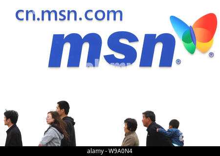 Anwohner vorbei eine Werbung von MSN in Peking, China, 13. April 2010. Der öffentliche Streit zwischen chinesischen Internet Riesen Tencent und ein Stockfoto