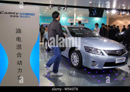 Chinesischen Autokäufer Blick an einem Toyota Camry Hybrid bei einem Auto Show in Peking, China, 29. April 2010. Toyota hat derzeit zwei Joint venture Partn Stockfoto