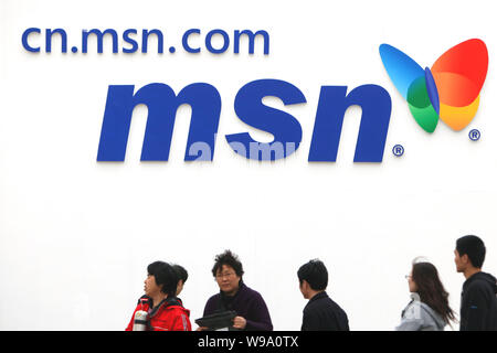 Anwohner vorbei eine Werbung von MSN in Peking, China, 13. April 2010. Microsoft ist bereit, seine Reichweite in China social Netw zu erweitern Stockfoto