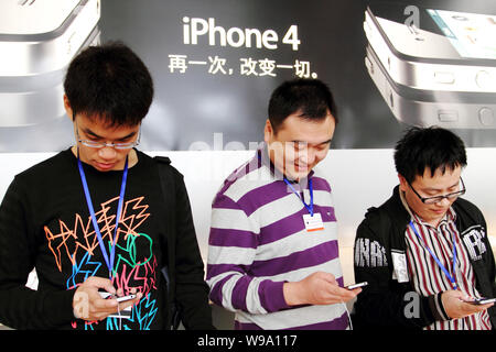 Chinesische Käufer versuchen, das iPhone 4 Smartphones in den Apple Store in der Freude City Shopping Mall im Xidan kommerziellen Distrikt in Peking, China, 25 Se Stockfoto