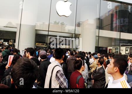 Massen von Käufern auf Warteschlange der Apple Store in der Freude City Shopping Mall eingeben, um das iPhone zu 4 smartphones in der Xidan kommerziellen Viertel in B kaufen Stockfoto