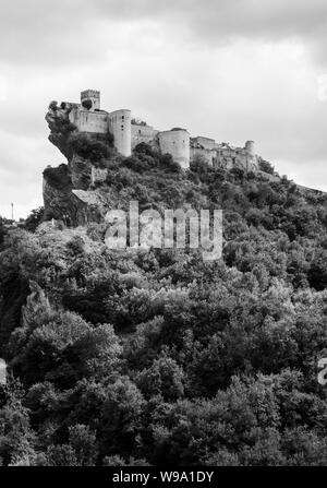 Roccascalegna (Italien) - Der eindrucksvollen mittelalterlichen Burg auf dem Felsen in der Region Abruzzen, neben Nationalpark der Majella, Provinz von Chieti Stockfoto