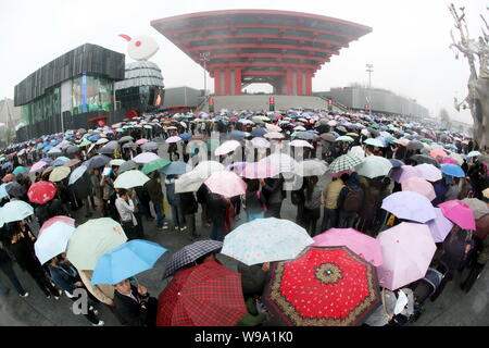 Massen von Besuchern sammeln am Eingang des China Pavillon auf der Expo in Shanghai, China, 20. April 2010. Von Anfang an, Organisatoren von Stockfoto