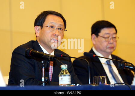 Akio Toyoda, Links, Präsident von Toyota, spricht auf einer Pressekonferenz in Beijing, China, Montag, 1. März 2010. Toyota Motor Corp. Präsident Akio Toyo Stockfoto