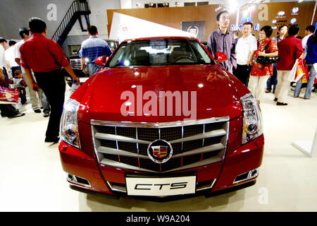 ---- Besucher betrachten einen Cadillac CTS von General Motors (GM) bei der Auto Show in Jinan City, East China Provinz Shandong, 13. September 2009. Stockfoto